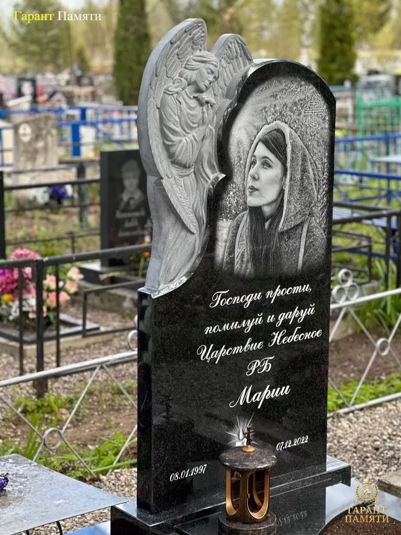 Памятник из гранита Ангел 1
